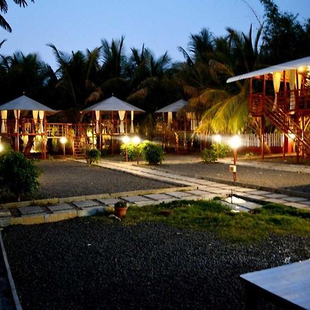 Oyo 81018 Moonlight Farm Stays Solapur Esterno foto