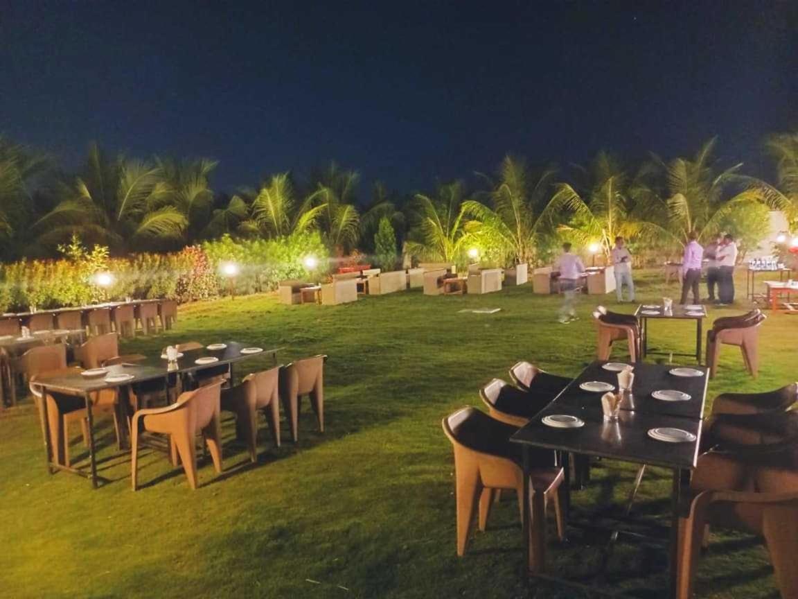 Oyo 81018 Moonlight Farm Stays Solapur Esterno foto