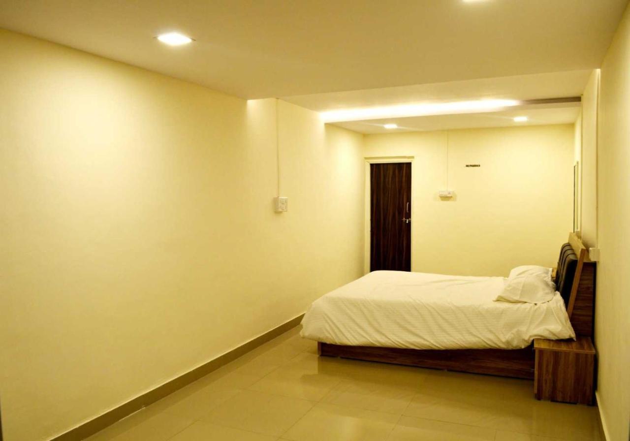 Oyo 81018 Moonlight Farm Stays Solapur Esterno foto