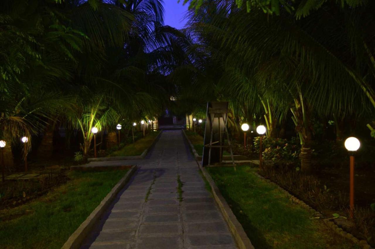 Oyo 81018 Moonlight Farm Stays Solapur Esterno foto