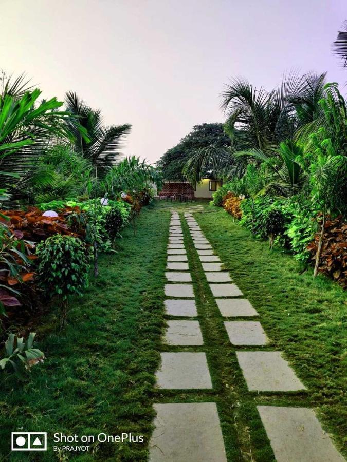 Oyo 81018 Moonlight Farm Stays Solapur Esterno foto