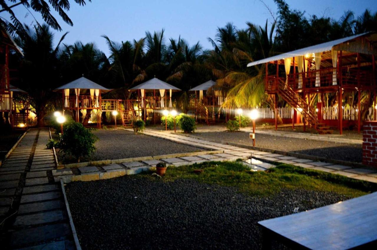 Oyo 81018 Moonlight Farm Stays Solapur Esterno foto